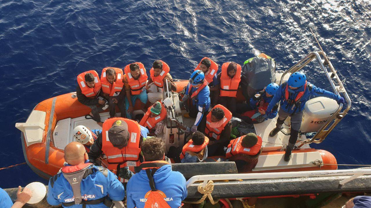 ->
  missione-5-mediterranea-saving-humans-soccorre-30-persone.jpg